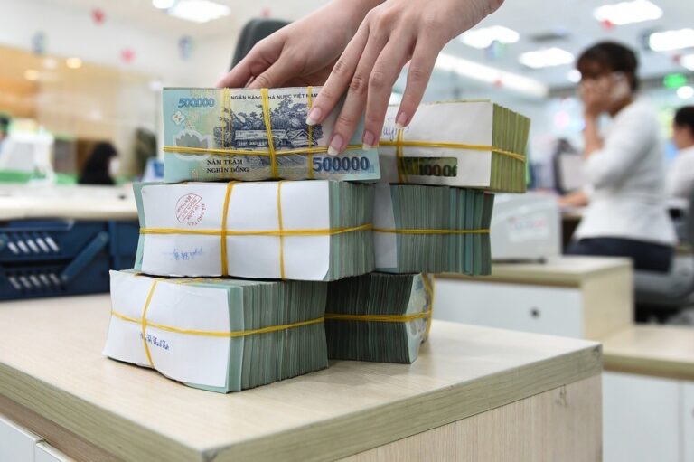 Dòng tiền “ồ ạt” đổ vào ngân hàng: Tiền gửi dân cư lập kỷ lục gần 7,75 triệu tỷ đồng dù lãi suất thấp kỷ lục